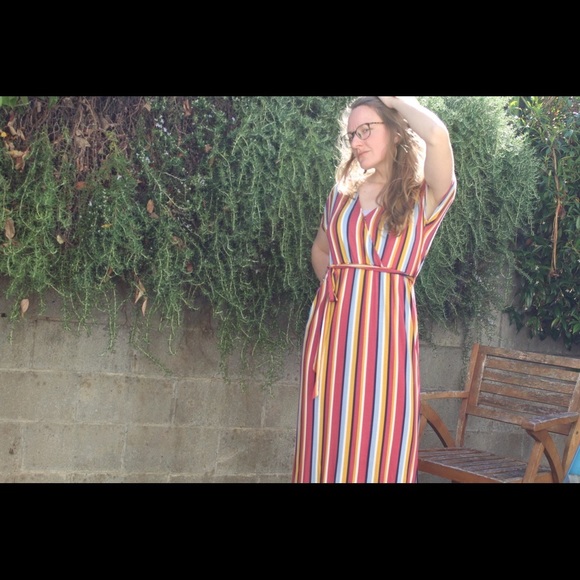 A few loose threads. See photos. Good used - Picture 2 of 10